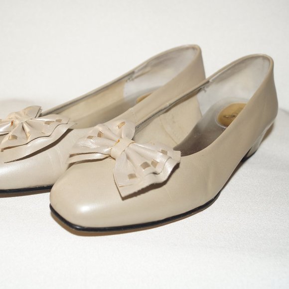 Ros Hommerson Cream Low Heel Leather Pumps (Size 7) - Picture 6 of 6